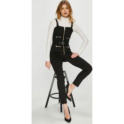 Guess Jeans - Kombinezon. Czarne kombinezony z printem marki Guess Jeans, z elastanu, bez ramiączek. Za 729,90 zł.