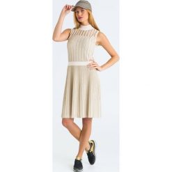 SUKIENKA emporio armani. Białe sukienki damskie Emporio Armani, na imprezę, bez wzorów, z materiału, z włoskim kołnierzykiem, bez rękawów, midi, plisowane. Za 1403,10 zł.