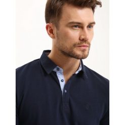 Koszula męska dzianinowa z kontrastowymi elementami. Niebieskie t-shirty męskie Top Secret, xl, bez wzorów, z dzianiny, z kontrastowym kołnierzykiem, długie. W wyprzedaży za 39,99 zł.