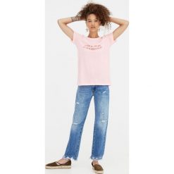 Różowa koszulka „I left my heart”. Czerwone t-shirty damskie Pull&Bear. Za 24,90 zł.