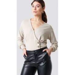 Trendyol Double Breasted Knitted Top - Beige. Brązowe topy damskie marki Trendyol, bez wzorów, z materiału, bez kołnierzyka. Za 100,95 zł.