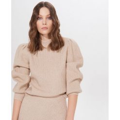 Sweter z bufiastymi rękawami - Beżowy. Brązowe swetry damskie Mohito, s, bez wzorów, bez rękawów, bez kaptura. Za 119,99 zł.