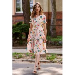 Sukienka Amariella Frezia pudrowy róż 44 różowy. Różowe sukienki damskie s, bez wzorów, z bawełny, eleganckie, bez kołnierzyka, z krótkim rękawem, krótkie, mini, rozkloszowane. Za 597,00 zł.
