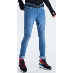 Jeansy Skinny - Niebieski. Niebieskie jeansy damskie Cropp, bez wzorów, z jeansu. Za 89,99 zł.
