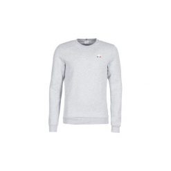 Bluzy Le Coq Sportif ESS Crew Sweat. Szare bluzy męskie le coq sportif, s, bez wzorów, bez kołnierzyka, bez rękawów, bez kaptura. Za 181,30 zł.