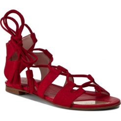 Sandały STUART WEITZMAN - Romanflat Red Suede. Czerwone klapki damskie marki Stuart Weitzman, bez wzorów, ze skóry, bez obcasa, na obcasie. W wyprzedaży za 999,00 zł.