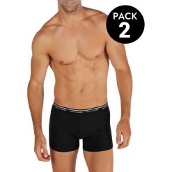 Bokserki (2 szt.) w kolorze czarnym. Czarne bokserki męskie Pierre Cardin, z nadrukiem. W wyprzedaży za 47,95 zł.