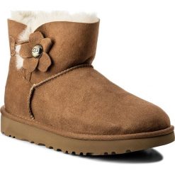 Buty UGG - W Mini Bailey Button Poppy 1092295 W/Che. Brązowe kozaki damskie Ugg, ze skóry. W wyprzedaży za 489,00 zł.