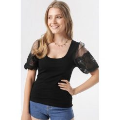 Czarna Bluzka Coranna. Czarne bluzki damskie Born2be, s, bez wzorów, bez kołnierzyka, bez rękawów. W wyprzedaży za 54,99 zł.