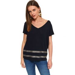 T-shirt w serek z cekinową aplikacją. Niebieskie t-shirty damskie Top Secret, w paski, z dekoltem w serek. W wyprzedaży za 34,99 zł.