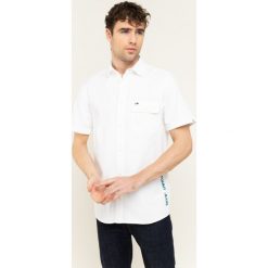 Koszula Tommy Jeans DM0DM06526. Białe koszule męskie Tommy Jeans, m, bez wzorów, z bawełny, casualowe, bez kołnierzyka, bez rękawów. W wyprzedaży za 199,00 zł.
