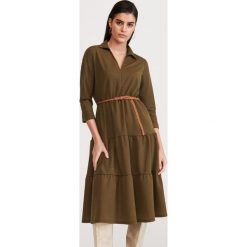 Dzianinowa sukienka z paskiem - Khaki. Brązowe sukienki damskie Reserved, xs, bez wzorów, z dzianiny, bez kołnierzyka, bez rękawów. W wyprzedaży za 39,99 zł.