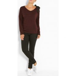 Sweter w kolorze ciemnoczerwonym. Czerwone swetry damskie Jacqueline Riu, bez wzorów, klasyczne, bez rękawów, bez kaptura. W wyprzedaży za 59,95 zł.