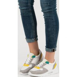 SZNUROWANE BUTY SPORTOWE. Białe buty sportowe damskie Merg, bez wzorów, na sznurówki. Za 49,90 zł.