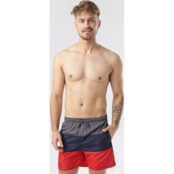 Szaro-Czerwone Szorty Petorila. Szare spodnie męskie Born2be, xl, bez wzorów. W wyprzedaży za 34,99 zł.