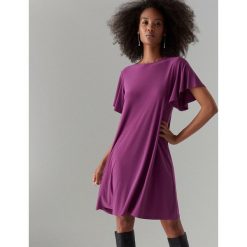 Trapezowa sukienka oversize - Fioletowy. Fioletowe sukienki damskie Mohito, s, bez wzorów, bez kołnierzyka, bez rękawów, trapezowe. Za 99,99 zł.