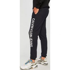 Calvin Klein Jeans - Spodnie. Szare spodnie męskie Calvin Klein Jeans, na co dzień, xl, z nadrukiem, z elastanu, casualowe. W wyprzedaży za 219,90 zł.