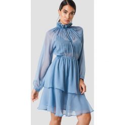 NA-KD Boho Sukienka z marszczoną stójką - Blue. Niebieskie sukienki damskie NA-KD Boho, bez wzorów, z poliesteru, boho, ze stójką, z długim rękawem, długie, maxi. Za 161,95 zł.