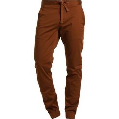 GStar BRONSON SLIM CUFFED CHINO Spodnie materiałowe cubano. Brązowe bez kategorii G-Star, z elastanu. W wyprzedaży za 351,75 zł.