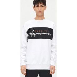 Bluza z printem - Biały. Białe bluzy męskie Cropp, s, bez wzorów, bez kołnierzyka, bez rękawów, bez kaptura. Za 79,99 zł.