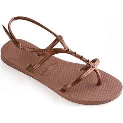 Havaianas - Sandały. Żółte klapki damskie Havaianas, bez wzorów, z materiału, bez obcasa, na obcasie. W wyprzedaży za 69,90 zł.