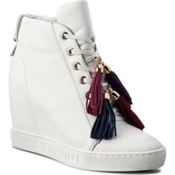 Sneakersy CARINII - B4401 G34-000-000-B88. Białe półbuty damskie marki Carinii, ze skóry. W wyprzedaży za 299,00 zł.