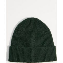Czapka z dzianiny w prążki - Khaki. Brązowe czapki zimowe damskie marki Mohito, z dzianiny. W wyprzedaży za 9,99 zł.