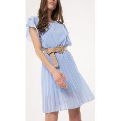 Jasnoniebieska Sukienka Charmer. Niebieskie sukienki damskie Born2be, na wesele, s, bez wzorów, z okrągłym kołnierzem, bez rękawów, plisowane. Za 89,99 zł.