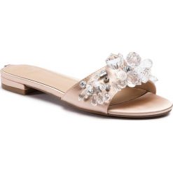 Klapki GUESS - Ripley FL6RIP SAT19 NUDE. Brązowe klapki damskie Guess, z aplikacjami, ze skóry ekologicznej, bez obcasa, na obcasie. W wyprzedaży za 449,00 zł.