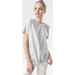 Jasnoszary T-shirt Malinore. Szare bluzki damskie Born2be, s, bez wzorów, z okrągłym kołnierzem, z krótkim rękawem. Za 54,99 zł.
