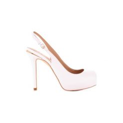Sandały Guess FL6HRLLEA07. Białe sandały damskie Guess, z aplikacjami, bez obcasa, bez zapięcia. Za 453,01 zł.
