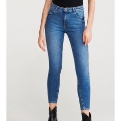 Jeansy slim ze średnim stanem - Niebieski. Niebieskie jeansy damskie Reserved. W wyprzedaży za 59,99 zł.