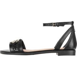 Guess Reaka Sandały Czarny. Czarne sandały damskie Guess, w paski, ze skóry, bez obcasa, z paskami. Za 490,95 zł.