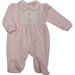 Śpioszki "Bow" w kolorze jasnoróżowym. Różowe śpiochy niemowlęce Just Too Cute, bez wzorów. W wyprzedaży za 42,95 zł.