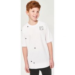 T-shirt z minimalistycznym nadrukiem - Biały. Białe t-shirty chłopięce z nadrukiem Reserved, l. Za 19,99 zł.