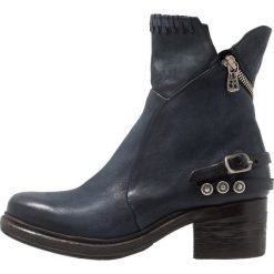 A.S.98 Botki kowbojki i motocyklowe blu. Niebieskie botki damskie marki A.S.98, ze skóry, bez obcasa, bez zapięcia. Za 839,00 zł.