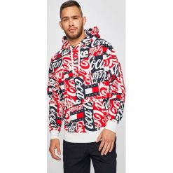 Tommy Jeans - Bluza x Coca-Cola. Czerwone bluzy męskie Tommy Jeans, s, bez wzorów, z bawełny, z kapturem, bez rękawów, z kapturem. Za 599,90 zł.