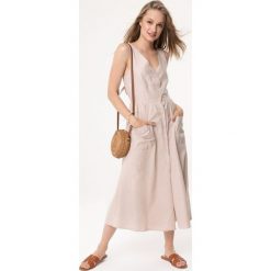 Beżowa Sukienka Close In. Brązowe sukienki damskie Born2be, na co dzień, s, bez wzorów, z bawełny, z dekoltem na plecach, bez rękawów, midi, proste. Za 59,99 zł.