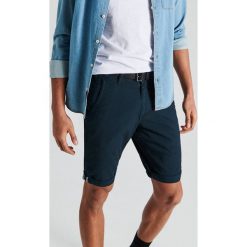 Szorty comfort z paskiem - Granatowy. Niebieskie spodenki i szorty męskie Cropp, m, bez wzorów. Za 99,99 zł.