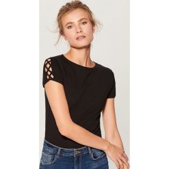 Koszulka z wycięciem na rękawach - Czarny. Czarne t-shirty damskie marki Mohito, m. W wyprzedaży za 29,99 zł.
