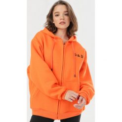 Pomarańczowa Bluza Mhyrorin. Pomarańczowe bluzy damskie Born2be, s, bez wzorów, bez rękawów, bez kaptura. Za 99,99 zł.
