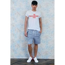 T-shirt męski biały Discovering. Białe t-shirty męskie Pakamera, m, z aplikacjami, bez kołnierzyka. Za 179,00 zł.