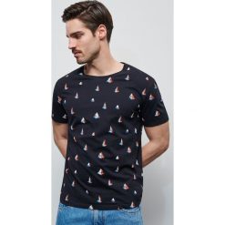 T-shirt z nadrukiem na całości - Czarny. Czarne t-shirty męskie Reserved, s, z nadrukiem, bez kołnierzyka. Za 39,99 zł.