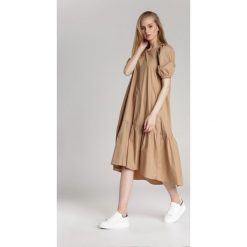 Beżowa Sukienka Rigby. Brązowe sukienki damskie Renee, na imprezę, s, bez wzorów, eleganckie, z okrągłym kołnierzem, z krótkim rękawem, krótkie, midi, trapezowe. Za 149,99 zł.