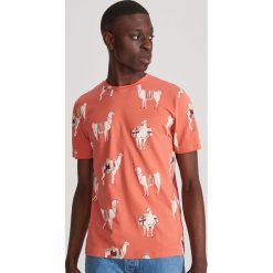 T-shirt z nadrukiem - Pomarańczowy. Pomarańczowe t-shirty męskie Reserved, xl, z nadrukiem, bez kołnierzyka. W wyprzedaży za 24,99 zł.
