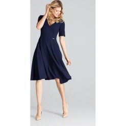 Sukienka midi rozkloszowana granatowa - xl. Sukienki damskie e-margeritka.pl, xl, bez wzorów, z tkaniny, eleganckie, z dekoltem w serek, z długim rękawem, długie, midi, rozkloszowane. Za 194,99 zł.