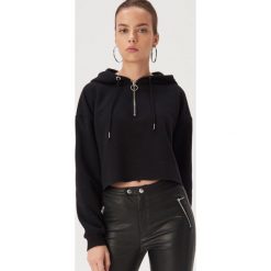 Krótka bluza z kapturem - Czarny. Czarne bluzy damskie Sinsay, s, bez wzorów, z krótkim rękawem, krótkie, z kapturem. W wyprzedaży za 39,99 zł.