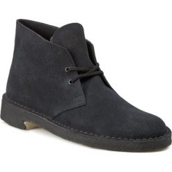 Trzewiki CLARKS - Desert Boot 261065677 Navy Suede. Niebieskie buty zimowe damskie Clarks, z kauczuku, na obcasie. W wyprzedaży za 289,00 zł.