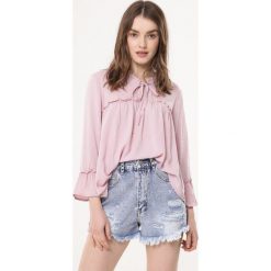 Różowa Bluzka Auxiliary. Różowe bluzki damskie Born2be, xl, bez wzorów, z falbankami, z długim rękawem. Za 49,99 zł.