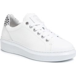 Sneakersy BULLBOXER - 807020E5L White. Białe półbuty damskie Bullboxer, bez wzorów, ze skóry, bez obcasa, na płaskiej podeszwie, bez zapięcia. W wyprzedaży za 239,00 zł.